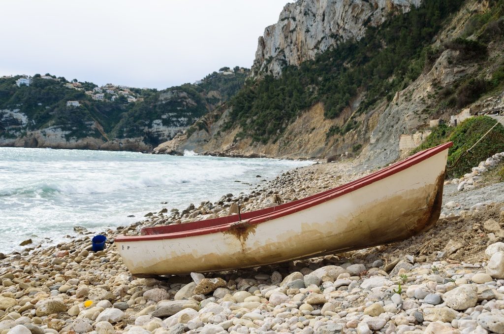 Una barca de pescadores en una cala de Jávea