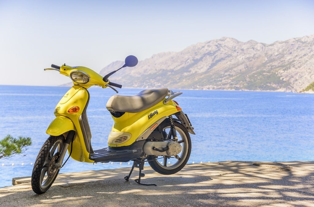 El alquiler de motos en Alicante permite recorrer las playas y calas 