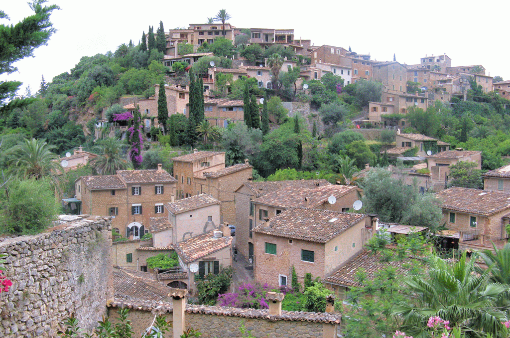Vista de Deiá, uno de los pueblos más bonitos de Mallorca