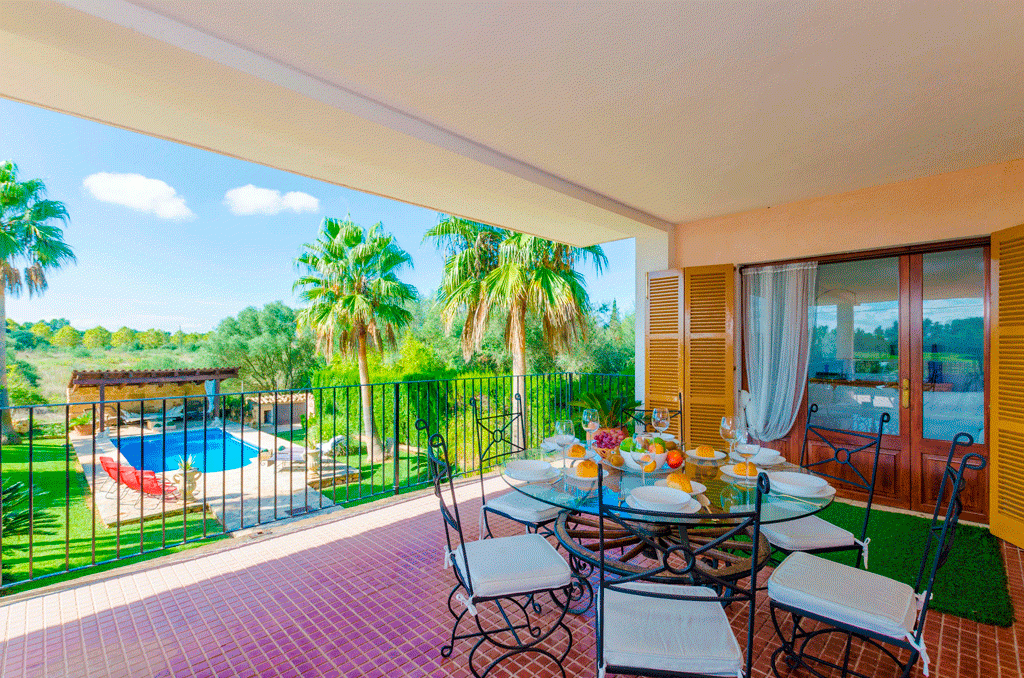 Die Finca „Son Frontera” hat eine Terrasse mit Blick auf dem großen Garten umgeben von Natur