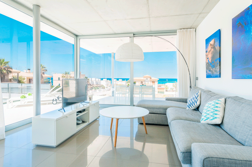 Das moderne Wohnzimmer des Ferienhauses „Casa de Vidre“ auf Mallorca