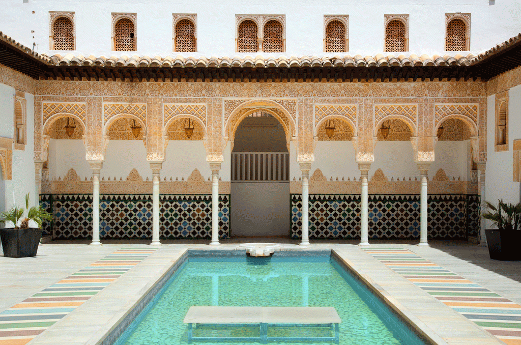 Der „Patio de los Arrayanes der Alhambra“ ist eines der nachgebauten Gebäude im Pueblo Español auf Mallorca.
