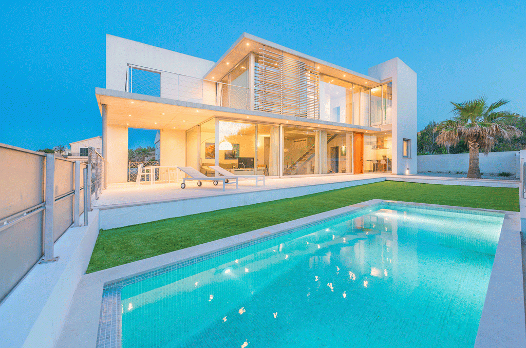 Das moderne Ferienhaus „Casa de Vidre“ auf Mallorca hat einen Garten mit Pool