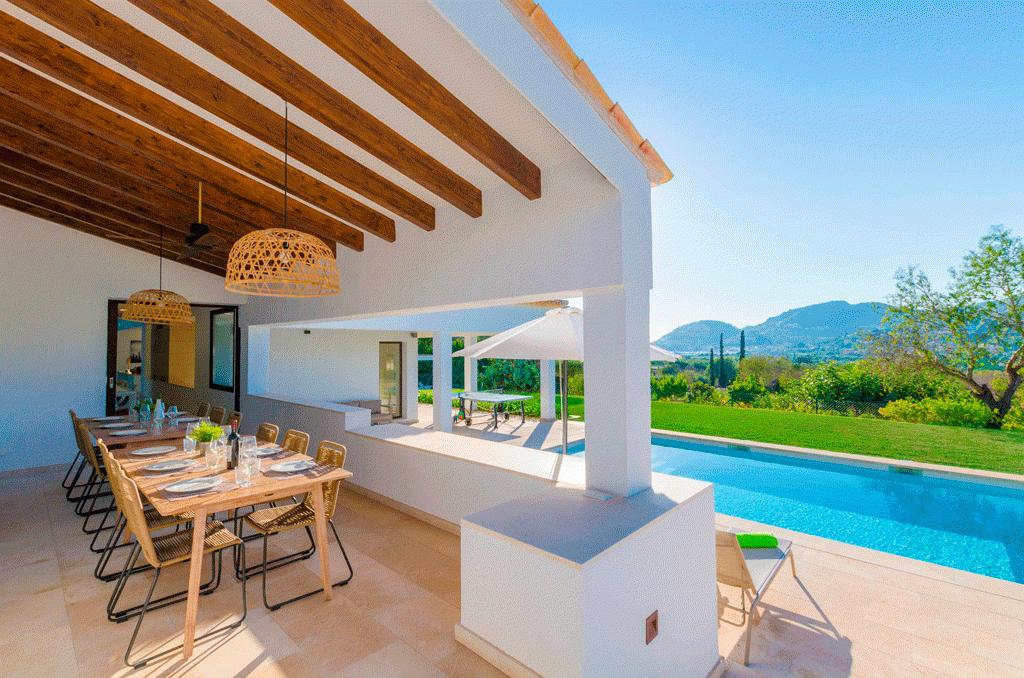 Blick auf die Terrasse mit Pool der modernen Luxusfinca „Can Parra“ in Puerto de Andratx, Mallorca