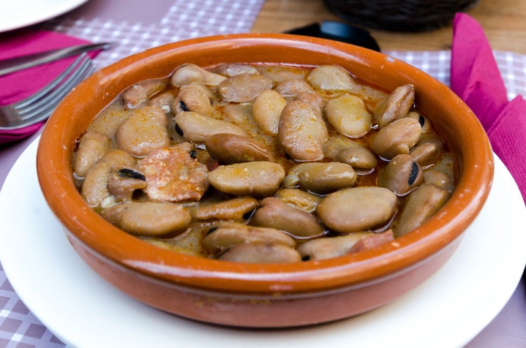 Habas guisadas presentadas en una cazuela de barro tradicional