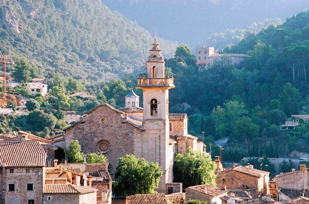 La Cartuja de Valdemossa con la Sierra de Tramuntana al fondo