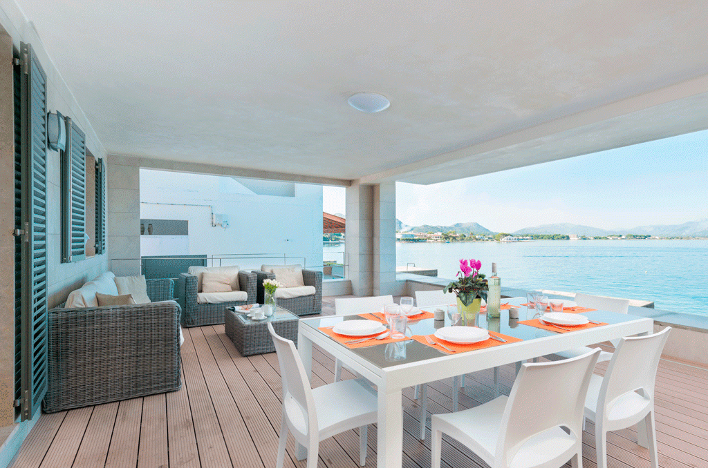 Der Ausblick über das Wasser der einmaligen Terrasse im Ferienhaus „Aixa“ auf Mallorca