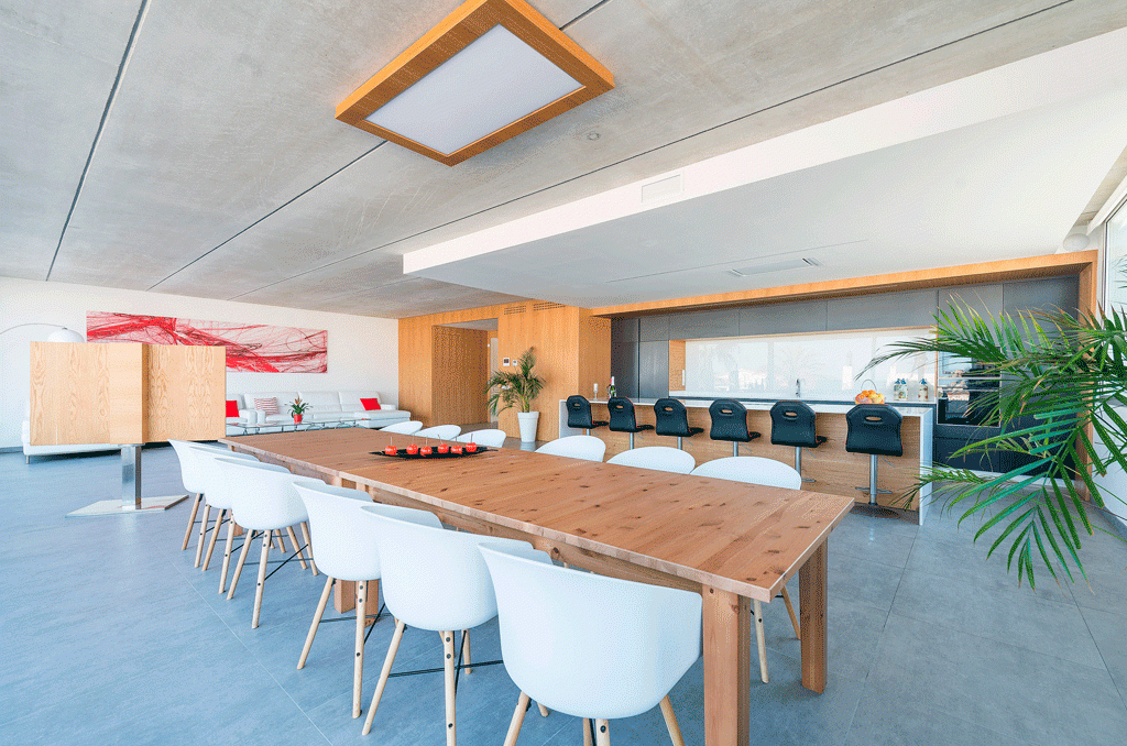 Das Ferienhaus „Villa Mar“ auf Mallorca bietet ein riesiges Wohnzimmer mit offener Küche und einen Tisch mit Platz für 12 Personen