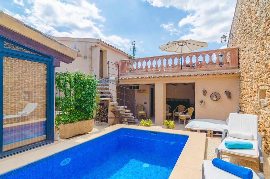 Blick auf die Terrasse mit Pool der romantischen Finca auf Mallorca für 2 Personen „Ca na Missa“ in Llubí