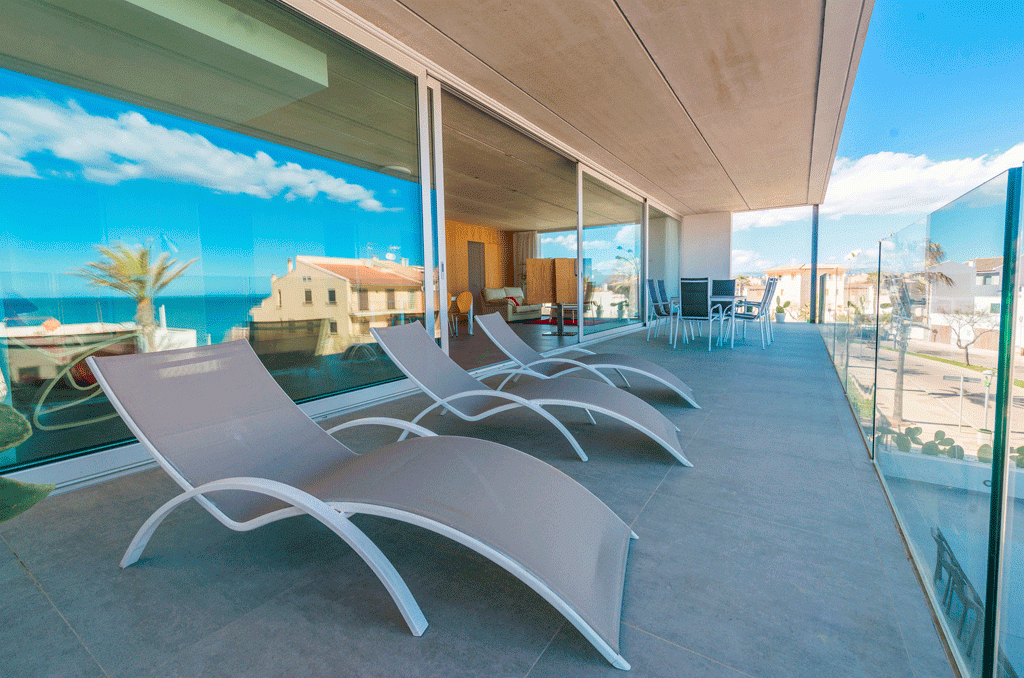 Erholen Sie sich auf der Terrasse des Ferienhauses „Villa Mar“ auf Mallorca mit modernen Liegenstühle
