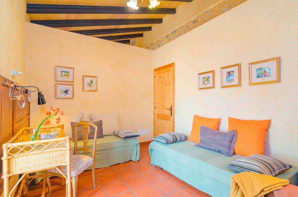 Das gemütliche Wohnzimmer der Finca „Ca na Missa“ auf Mallorca