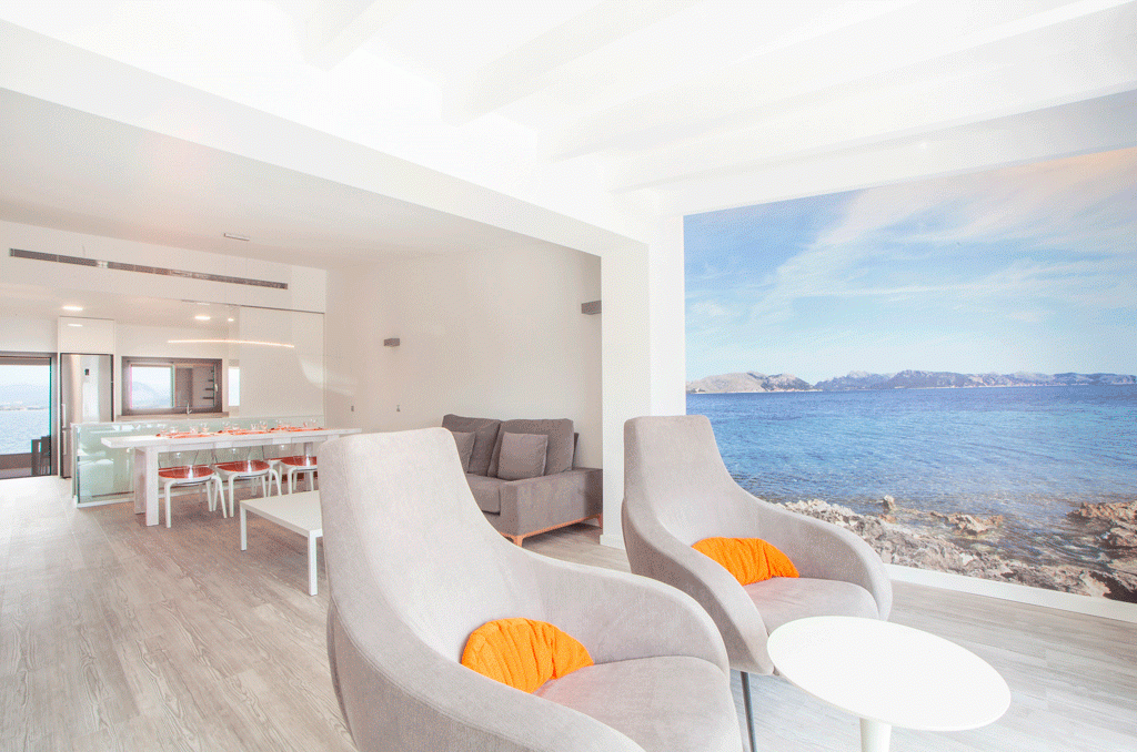 Der großzügige offene Wohn- und Essbereich von „Aixa“, einem Ferienhaus auf Mallorca direkt am Meer