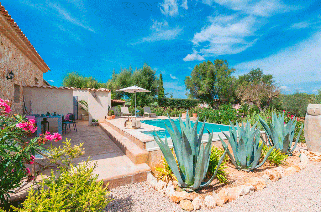 Die einsame Finca „Can Pina“ auf Mallorca hat einen Garten mit Pool und wunderschöne Ausblicke