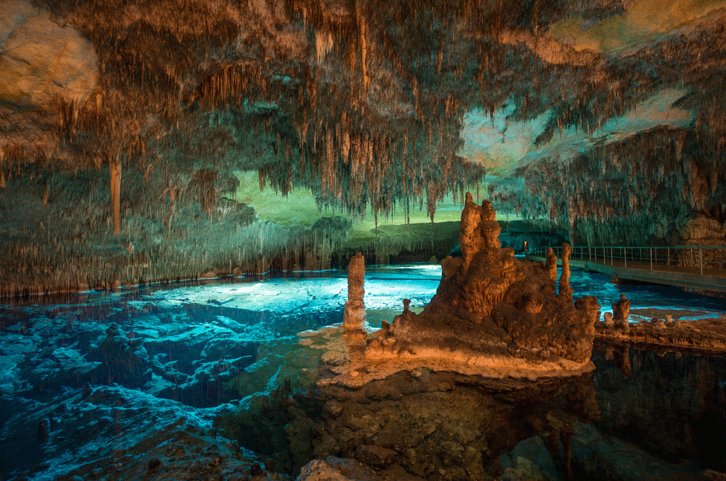 Die Drachhöhlen (las Cuevas del Drach) sind vier große Höhlen auf der Insel Mallorca