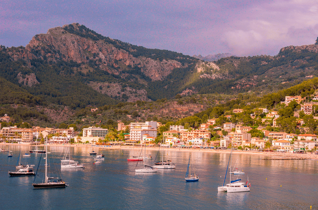 Sóller liegt am Fuße des Bergs Puig Major auf Mallorca