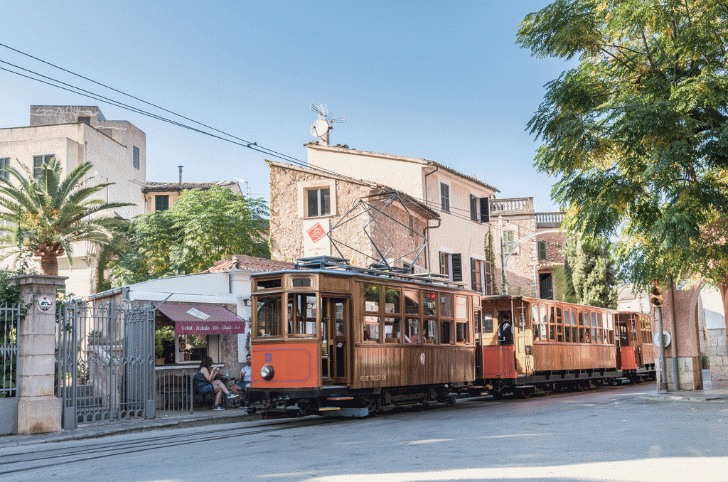 Der Holzzug nach Sóller kann auch als öffentliches Verkehrsmittel auf Mallorca gebraucht werden