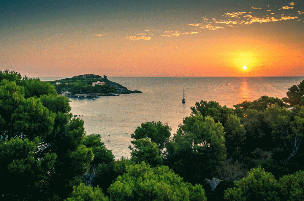 Ein Bootausflug ist eine ideale Alternative, um unglaubliche
Sonnenuntergänge auf Mallorca zu erleben
