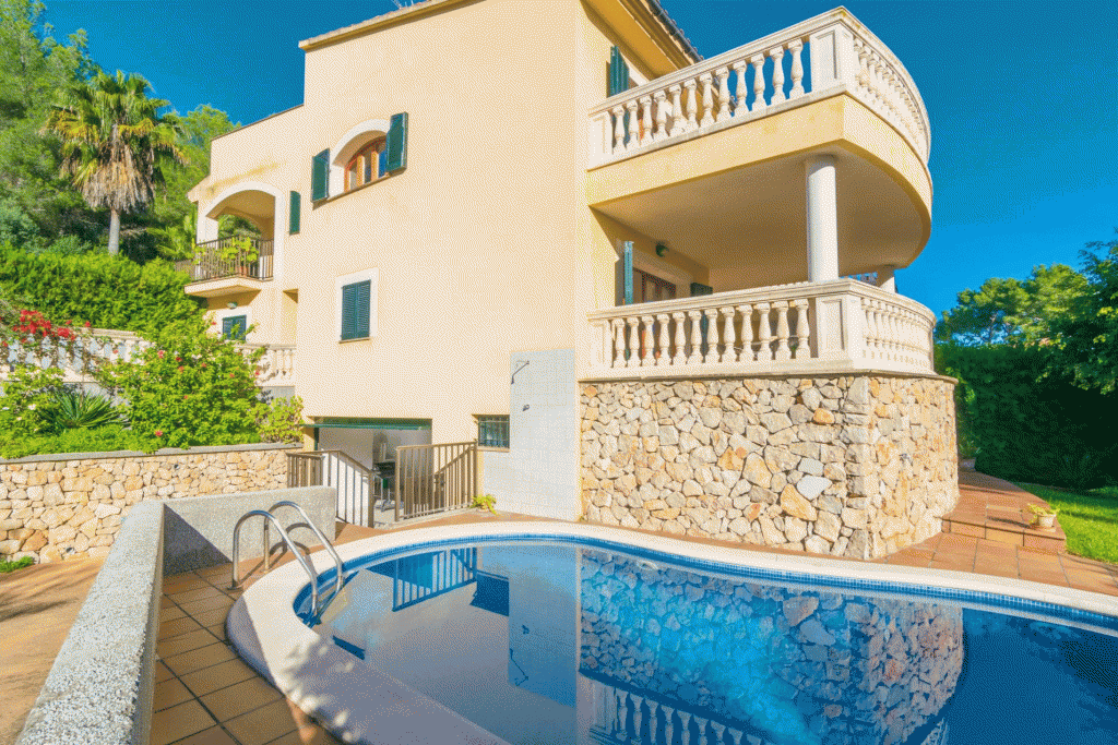 Das schöne Chalet „Can Besso“ auf Mallorca hat einen Garten mit Pool und wunderschöne Ausblicke