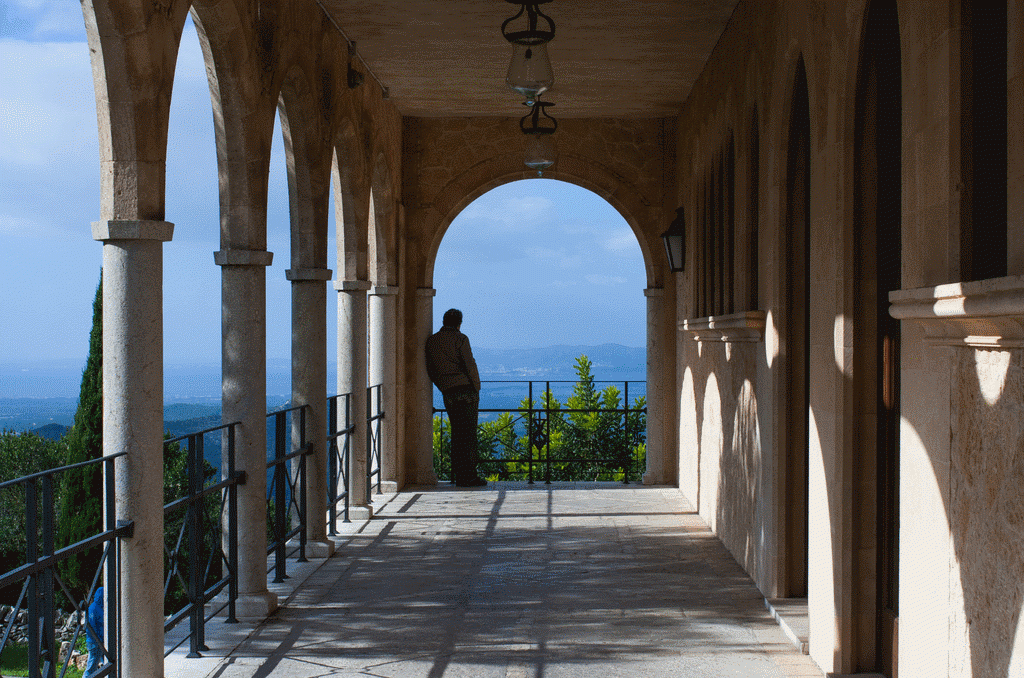 Von der Terrasse des Klosters Randa auf Mallorca kann man eine herrliche Aussicht genießen