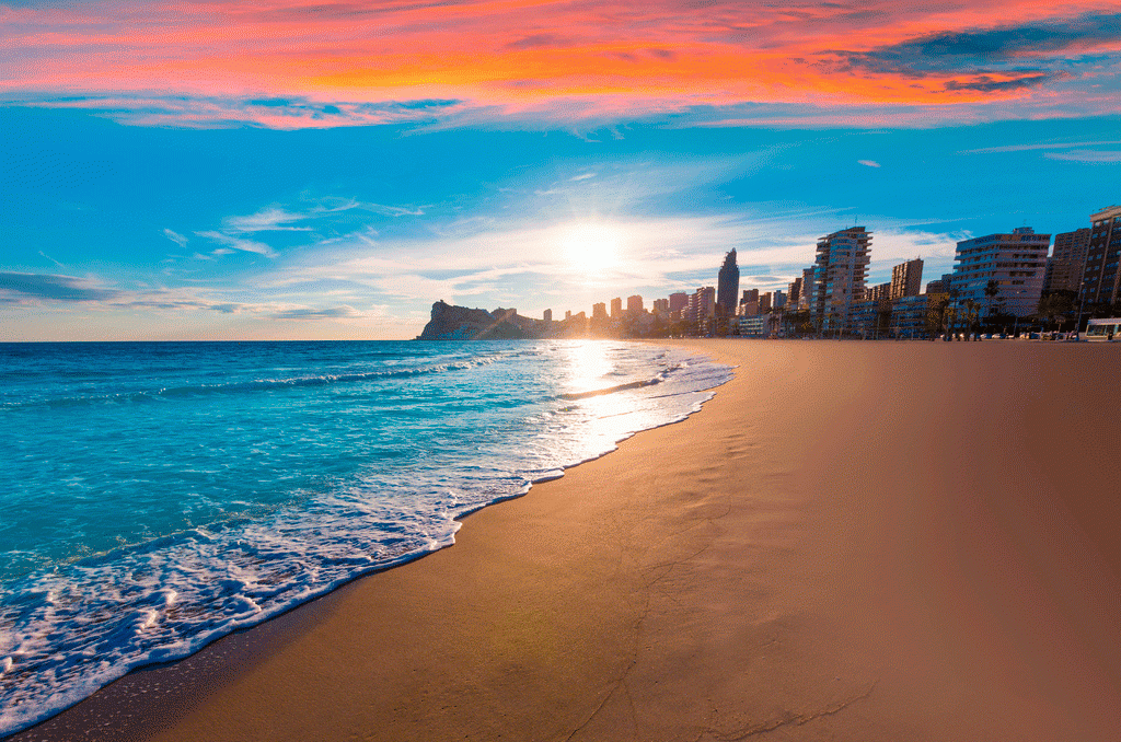 Atardecer romántico en la Playa de Poniente