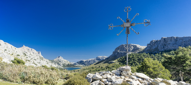 Das Gipfelkreuz des Puig Mayor auf Mallorca