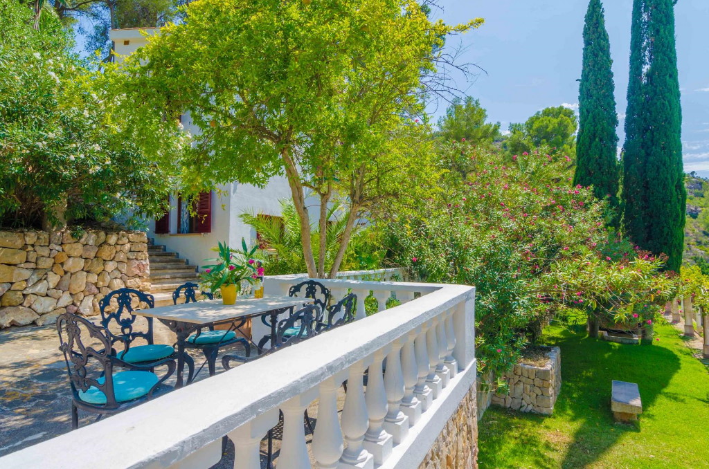 Von der Terrasse der Finca „Can Bolei“ auf Mallorca hat man einen herrlichen Ausblick auf den wunderschönen großen Garten