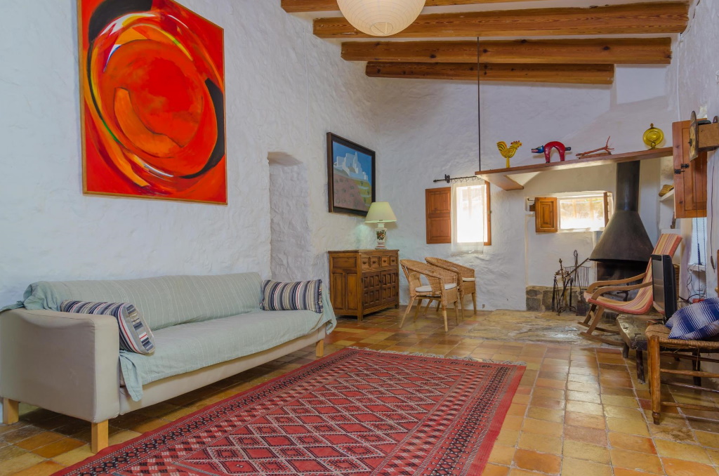 Das gemütliche Wohnzimmer der Villa „Can Bolei“ ist im mallorquinischen Stil gehalten