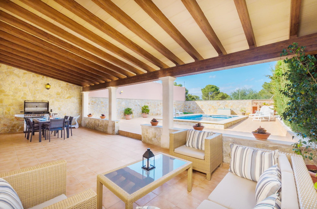 Dank der Überdachung bleibt die große Terrasse der Finca „Villa Gloria“ auf Mallorca auch im Sommer schön kühl