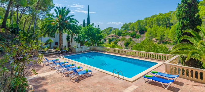 Die Terrasse mit Pool einer der Fincas auf Mallorca für 8 Personen