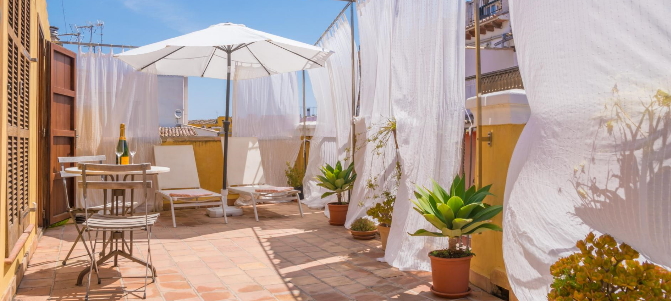 Die Terrasse des perfekten Ferienhauses zu Ostern auf Mallorca „Miraclet“