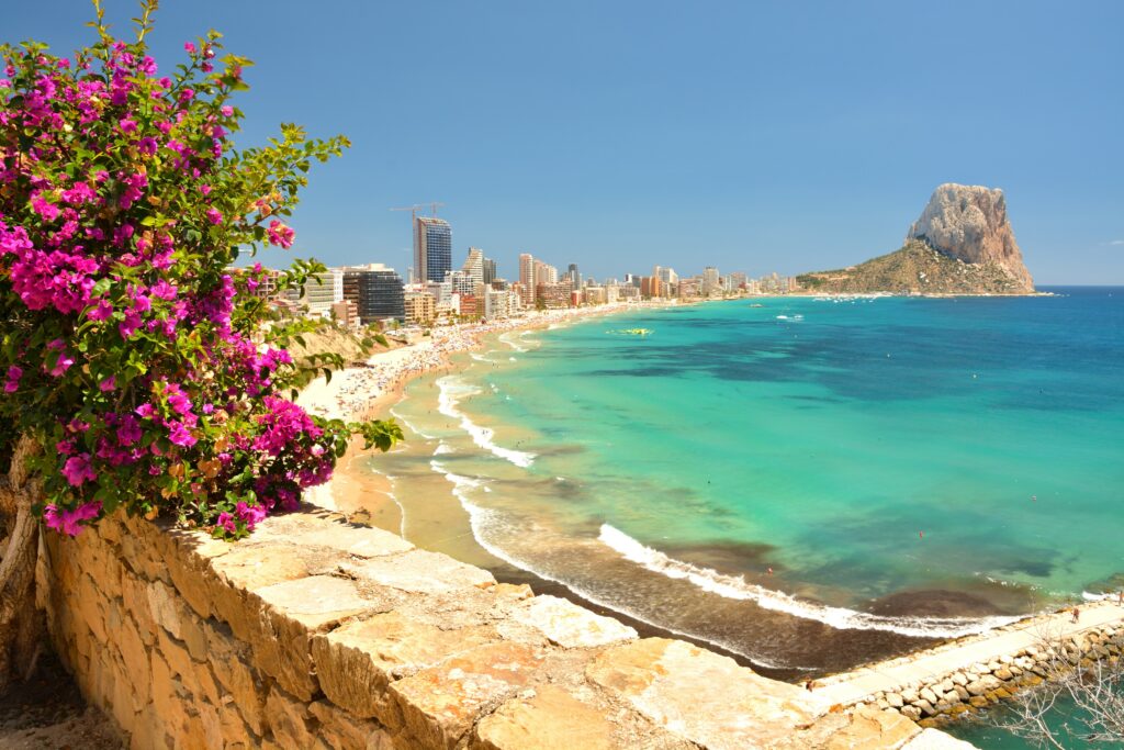 Bonita playa en la ciudad de Calpe