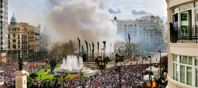 Mascletá en la plaza del Ayuntamiento de Valencia