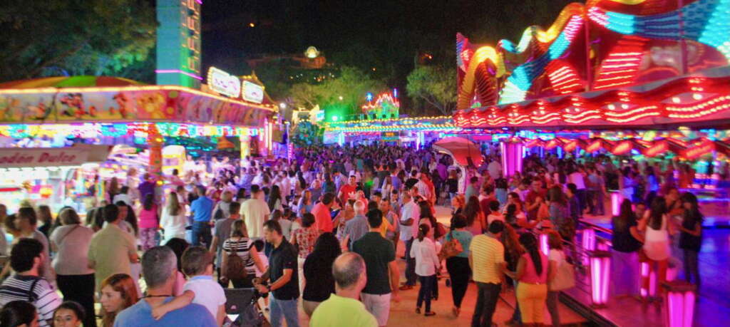 Ambiente de la Feria de los Barrios en Cádiz